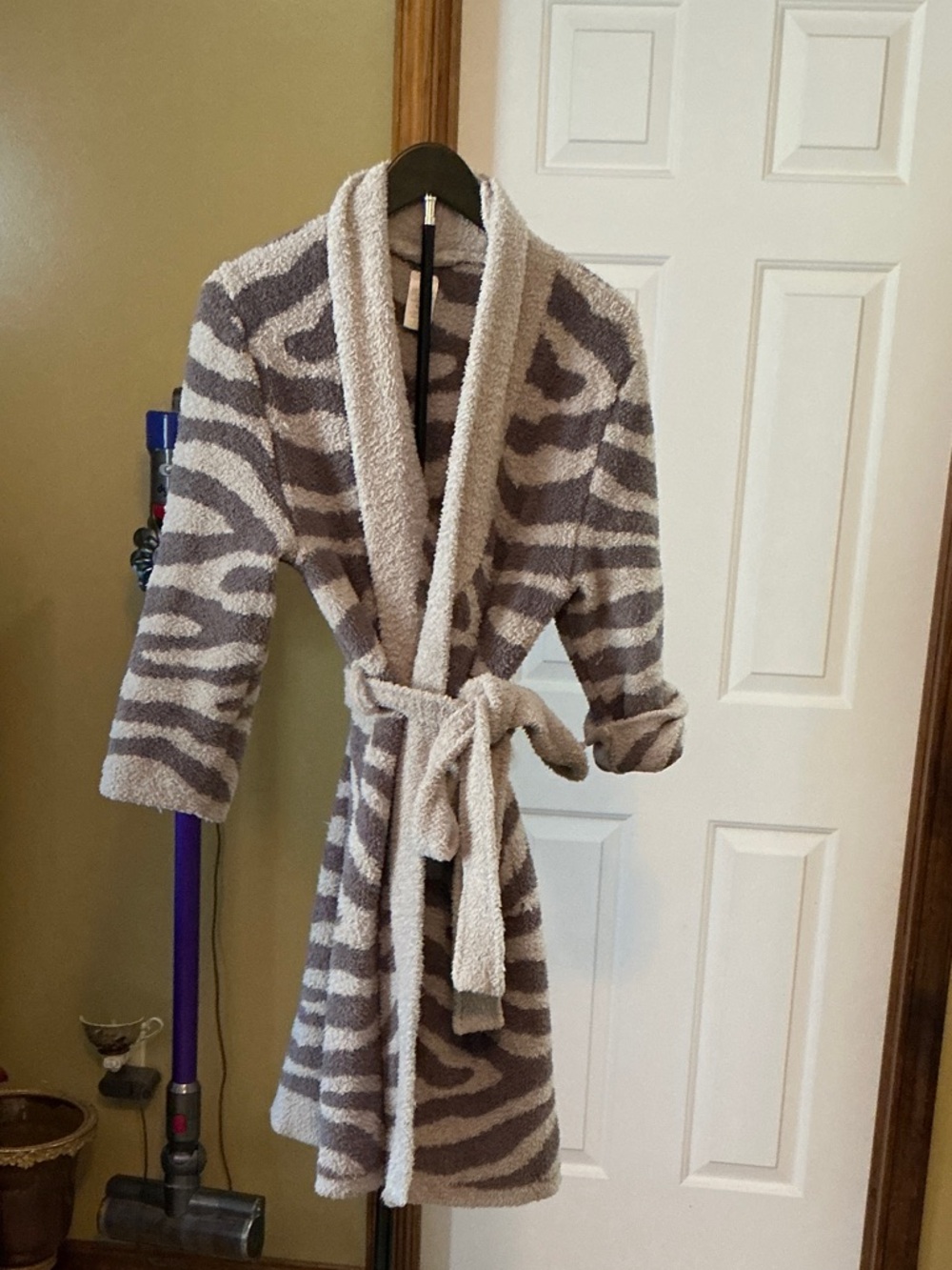 Cozy Zebra-Stripe Plush Robe - Gray & Cream